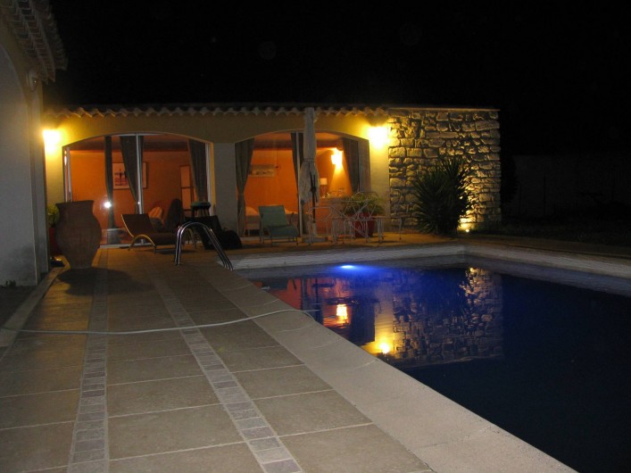 Location de vacances - Mas à Tarascon - VUE PISCINE DE NUIT