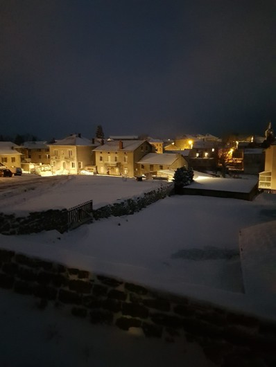 Location de vacances - Gîte à Saint-Jeures - Vue sur le village en hivers depuis le gite