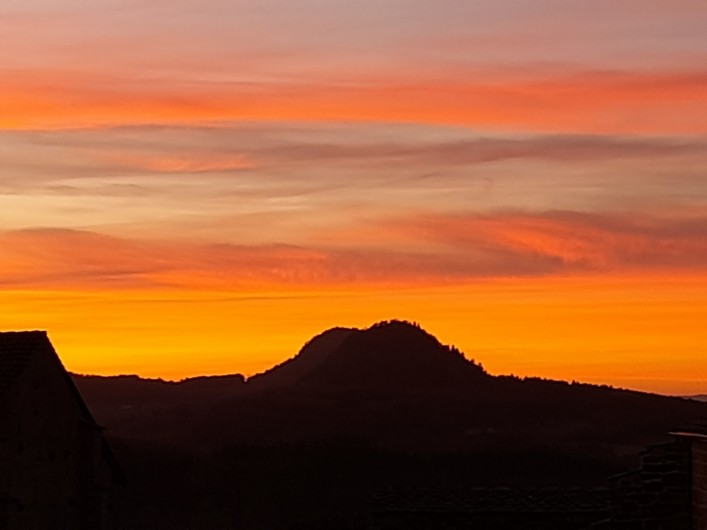 Location de vacances - Gîte à Saint-Jeures - couché de soleil face au gite