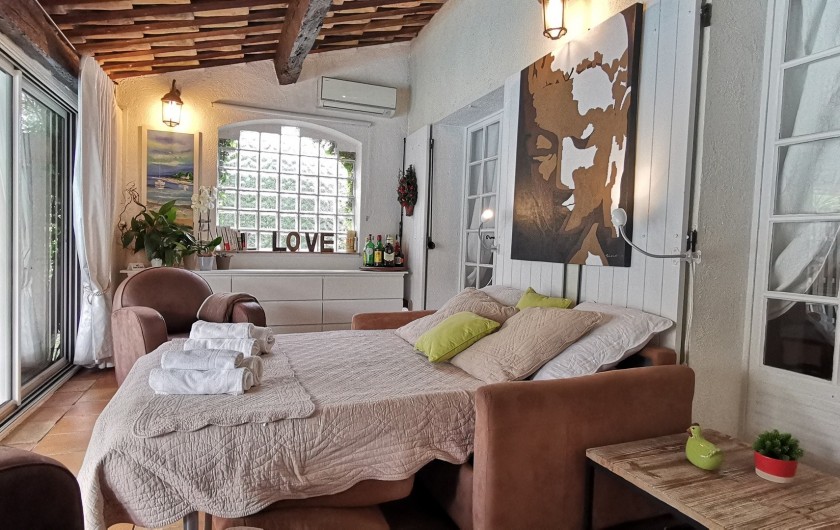 Location de vacances - Villa à Le Cannet - CHAMBRE REZ DE JARDIN Canapé lit très confortable 140