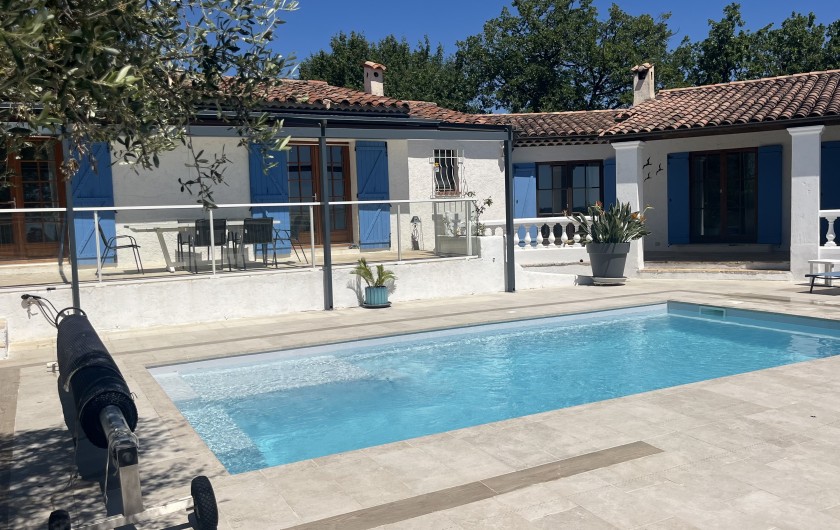 Location de vacances - Villa à Saint-Cézaire-sur-Siagne - Vue d'ensemble côté piscine.