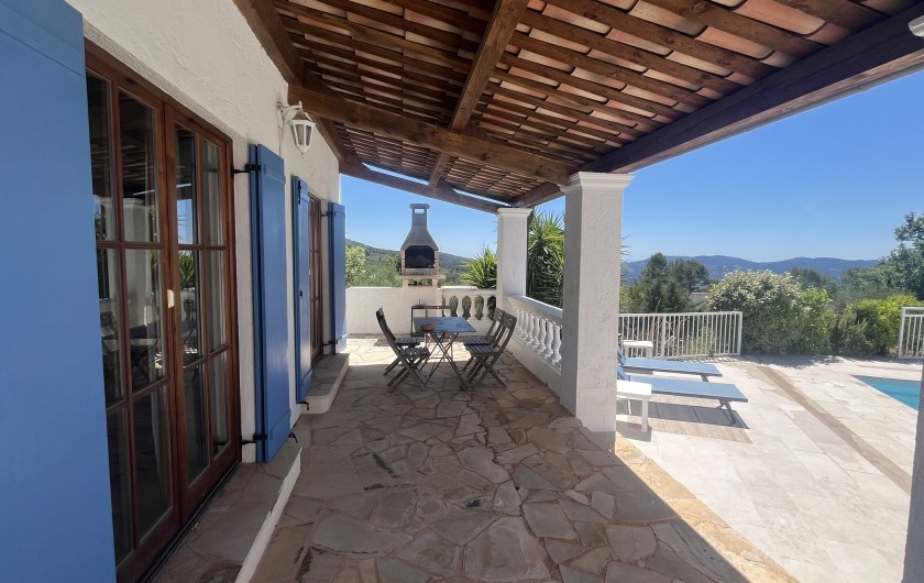Location de vacances - Villa à Saint-Cézaire-sur-Siagne - 2 chambres "côté yucca "avec terrasse vue piscine .