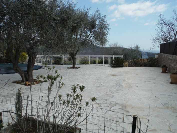 Location de vacances - Villa à Saint-Cézaire-sur-Siagne - terrasse sous oliviers