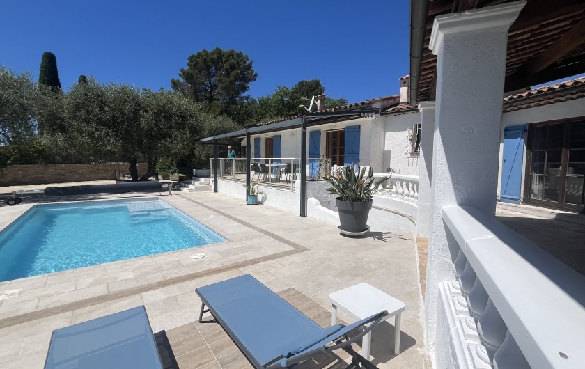 Location de vacances - Villa à Saint-Cézaire-sur-Siagne - Vue piscine et terrasse des 2 chambres "coté yucca "