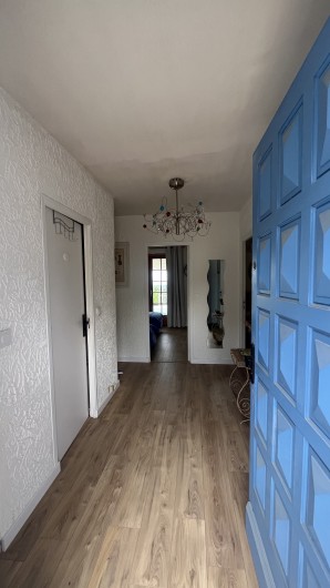 Location de vacances - Villa à Saint-Cézaire-sur-Siagne - Couloir d'entrée avec en fond 2 chambres "coté oliviers"