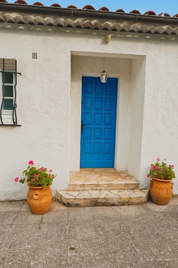 Location de vacances - Villa à Saint-Cézaire-sur-Siagne - Porte d'entrée maison.
