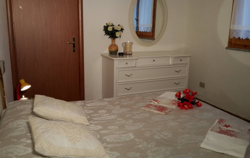 Location de vacances - Maison - Villa à Solanas - 1° camera matrimoniale con finestra panoramica