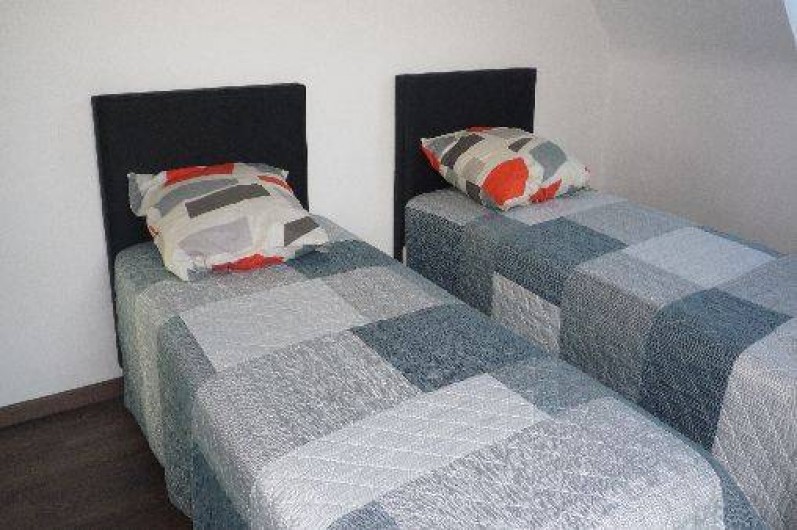 Location de vacances - Villa à Penvénan - chambre avec deux lits d'UNE PERSONNE A L'ETAGE