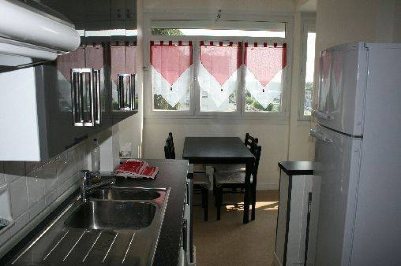 Location de vacances - Appartement à La Rochelle - Cuisine avec table pour petit déjeuner