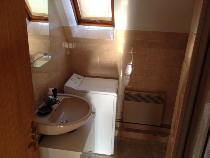 Location de vacances - Appartement à Orschwiller - Salle de bain coté jardin