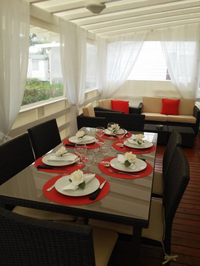 Location de vacances - Camping à Vias - coin repas en terrasse couverte