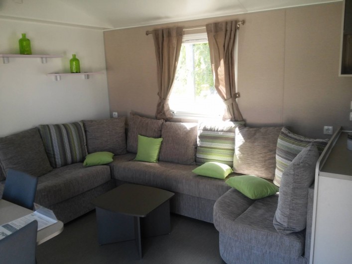 Location de vacances - Camping à Vias - Salon  en intérieur  du Mobil home