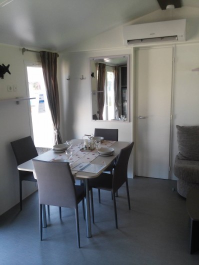 Location de vacances - Camping à Vias - Coin repas  intérieur  du mobil home