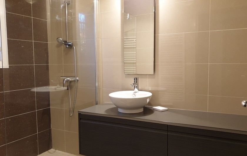 Location de vacances - Appartement à Argelès-sur-Mer - salle de bains avec douche à l'italienne   etage