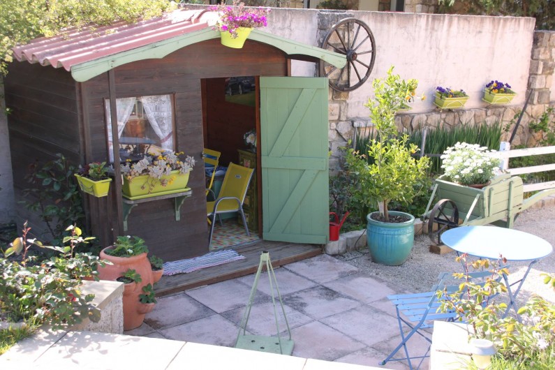 Location de vacances - Villa à Monteux - EXTERIEUR F jeux et cabane d'enfant dans le jardin