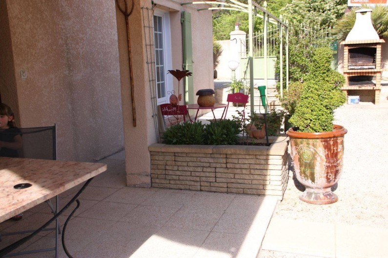 Location de vacances - Villa à Monteux - EXTERIEUR H terrasse couverte table et chaises extérieures