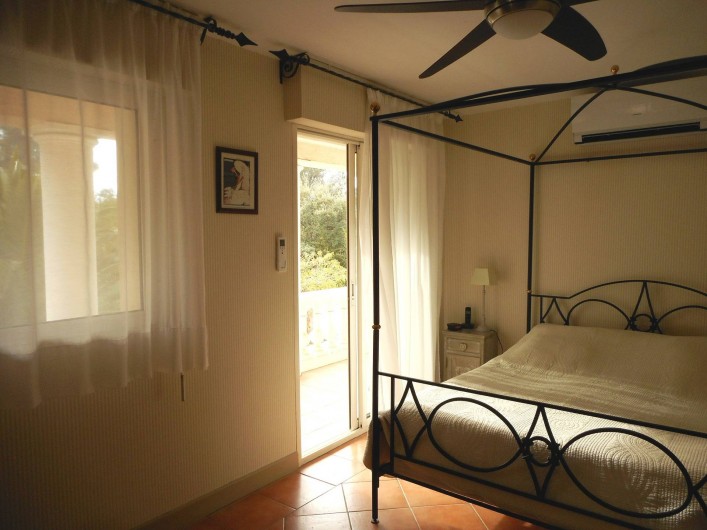 Location de vacances - Villa à Roquebrune-sur-Argens - Chambre N°1 Lit 160 donnant sur terrasse privative