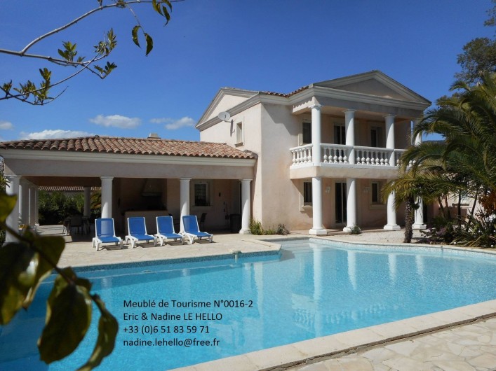 Location de vacances - Villa à Roquebrune-sur-Argens - Vue côté piscine et terrasse
