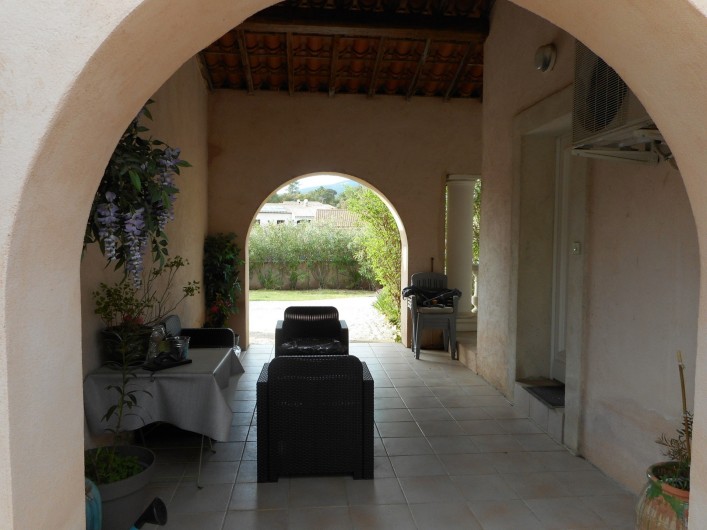 Location de vacances - Villa à Roquebrune-sur-Argens - terrasse de séparation entre les 2 logements avec entrée séparée