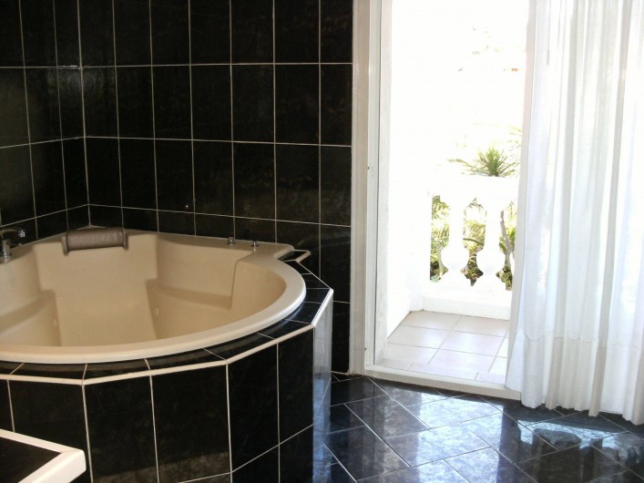 Location de vacances - Villa à Roquebrune-sur-Argens - Salle de bain N° 1 Grande baignoire balnéo + 2 vasques