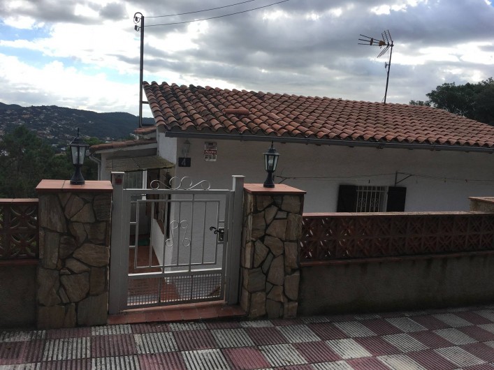 Location de vacances - Villa à Lloret de Mar - entrée cote rue 4 del segria