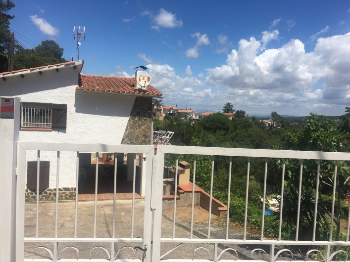 Location de vacances - Villa à Lloret de Mar - entrée portail pour voitures au fond barbecue .et chambre exterieure