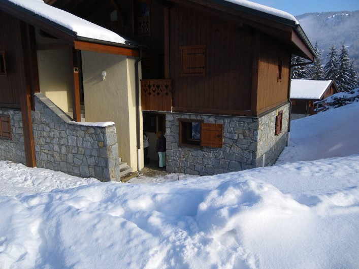 Location de vacances - Appartement à Les Carroz d'Arâches - entrée chalet
