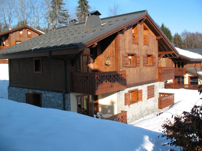 Location de vacances - Appartement à Les Carroz d'Arâches - vue du chalet l'hiver