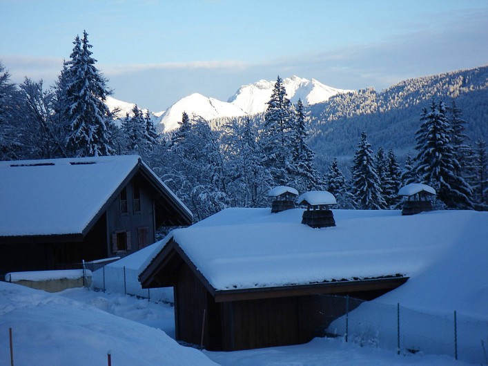 Location de vacances - Appartement à Les Carroz d'Arâches - vue de la terrasse sur montagne