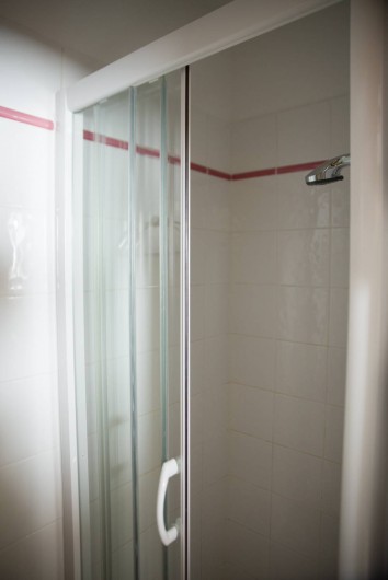 Location de vacances - Appartement à Les Carroz d'Arâches - salle d'eau chambre