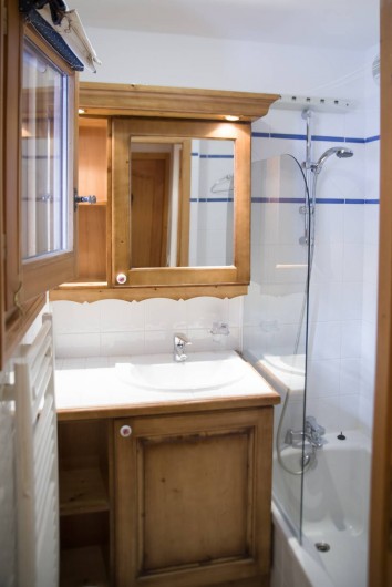 Location de vacances - Appartement à Les Carroz d'Arâches - salle de bains