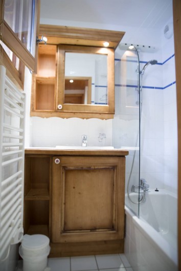 Location de vacances - Appartement à Les Carroz d'Arâches - salle de bains