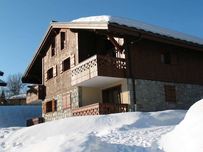 Location de vacances - Appartement à Les Carroz d'Arâches - vue du chalet l'hiver