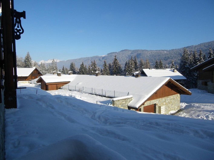 Location de vacances - Appartement à Les Carroz d'Arâches - vue de la terrasse sur garage couvert