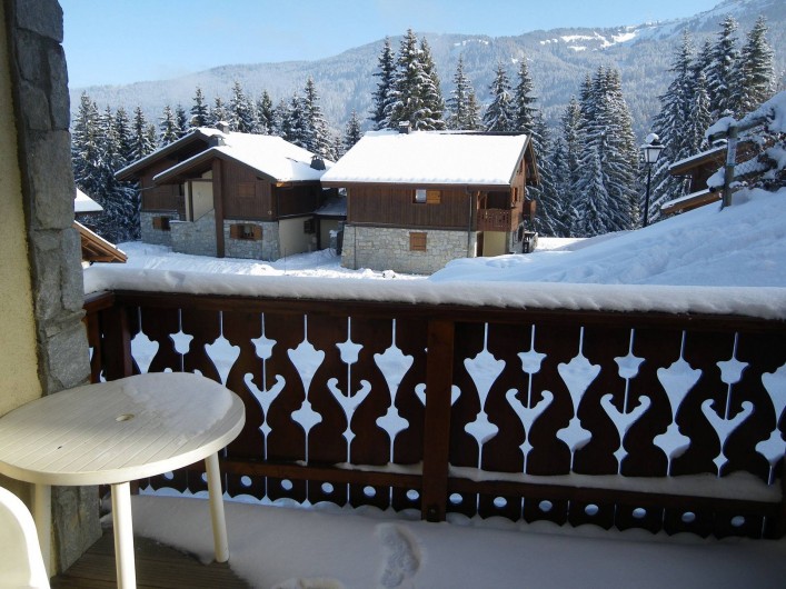 Location de vacances - Appartement à Les Carroz d'Arâches - vue de la terrasse sur chalet résidence