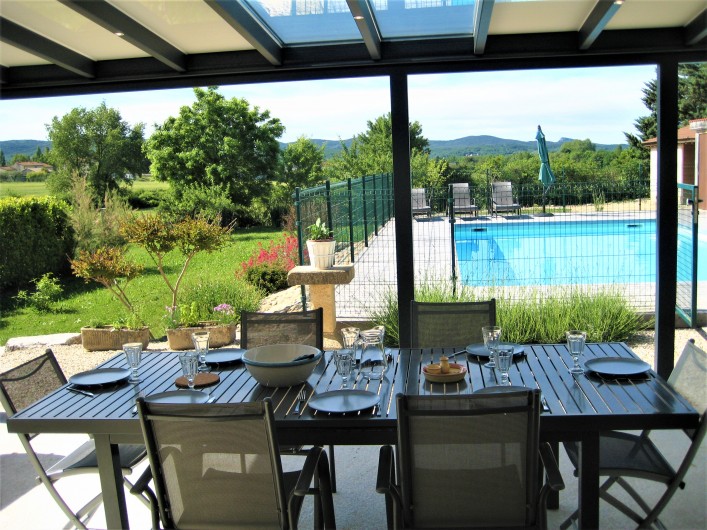 Location de vacances - Villa à Saint-Jean-de-Maruéjols-et-Avéjan - coin terrasse côté jardin et piscine