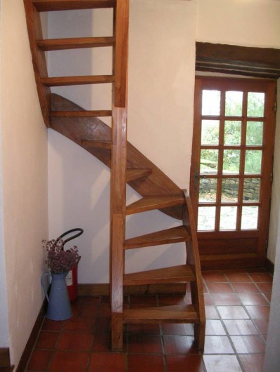 Location de vacances - Gîte à Saint-Victor-et-Melvieu - escalier en ormeau