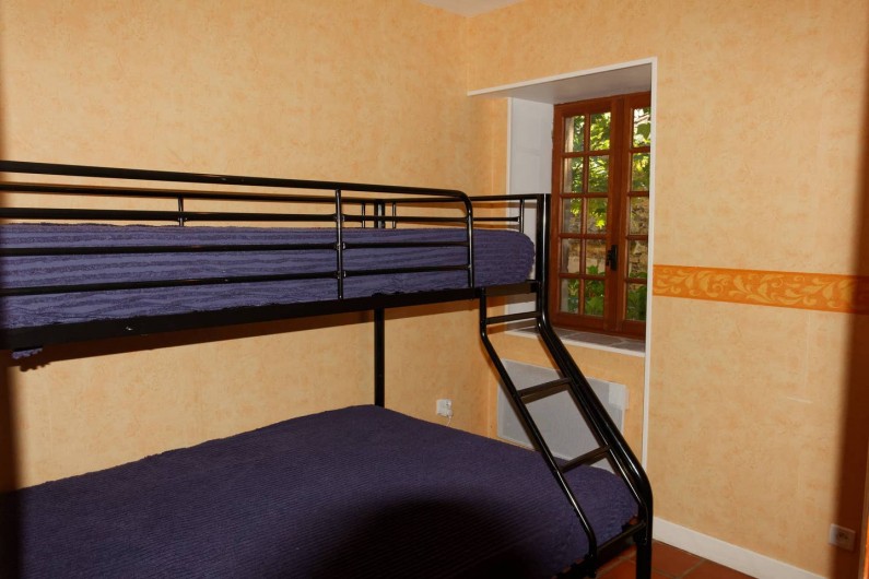 Location de vacances - Gîte à Saint-Victor-et-Melvieu - chambre lit en 140 en bas  et 90 en haut