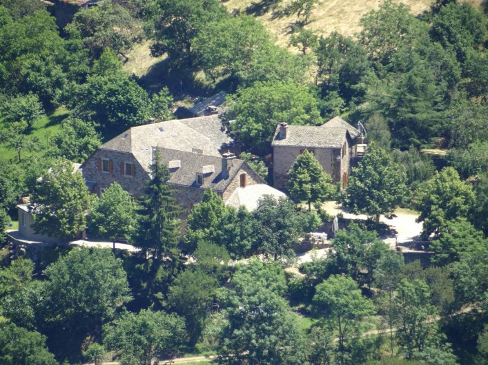 Location de vacances - Gîte à Saint-Victor-et-Melvieu - le gîte vu de la rive droite du TARN