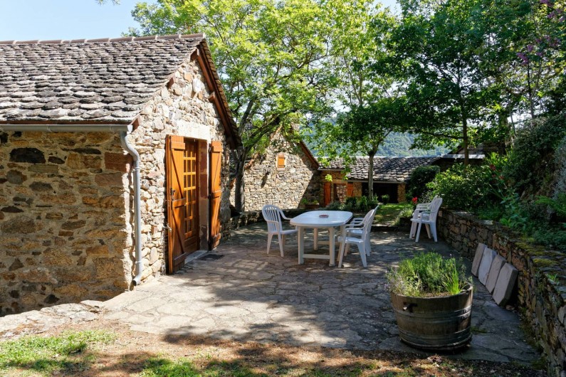 Location de vacances - Gîte à Saint-Victor-et-Melvieu - terrasse très agréable et ombragée devant cuisine