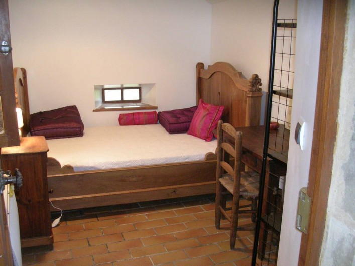 Location de vacances - Gîte à Saint-Victor-et-Melvieu - chambre 3 située dans la cour indépendante avec sa terrasse couverte