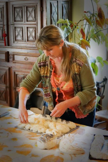 Location de vacances - Gîte à Saint-Victor-et-Melvieu - atelier pain avec Emilie