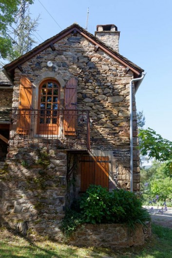 Location de vacances - Gîte à Saint-Victor-et-Melvieu - entrée côté cheminée