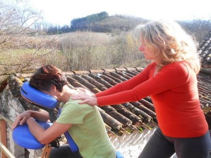 Location de vacances - Insolite à Labarre - Un shiatsu assis sur la terrasse