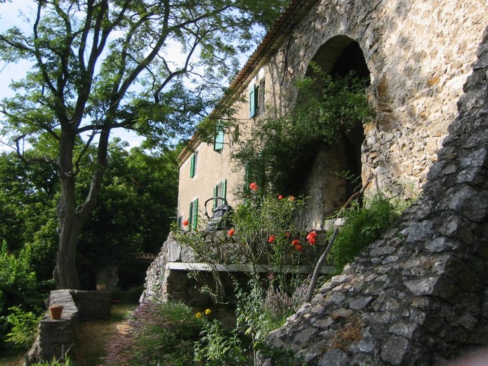 Location de vacances - Mas à Saint-Roman-de-Codières - Façade côté cour