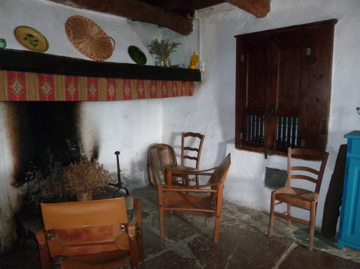 Location de vacances - Mas à Saint-Roman-de-Codières - La salle à manger, coin cheminée