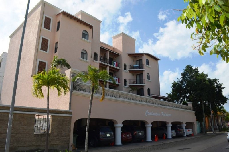 Location de vacances - Appartement à Playa del Carmen - Vue de l' immeuble, la piscine se trouve au dessus du stationnement