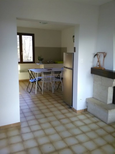 Location de vacances - Gîte à Bromont Lamothe - Vue de la cuisine depuis le salon