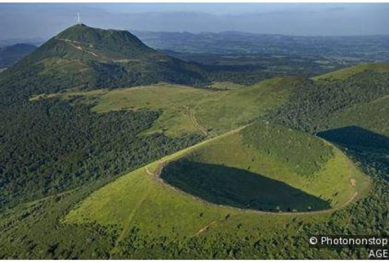 Location de vacances - Gîte à Bromont Lamothe - Le PUY-DE-DOME avec une partie de la CHAINE DES PUYS à 15 mn du gite