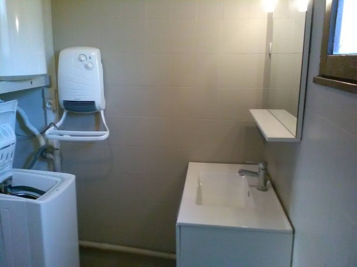 Location de vacances - Gîte à Bromont Lamothe - Salle d'eau à côté d'une douche italienne avec sèche-serviette + lave linge